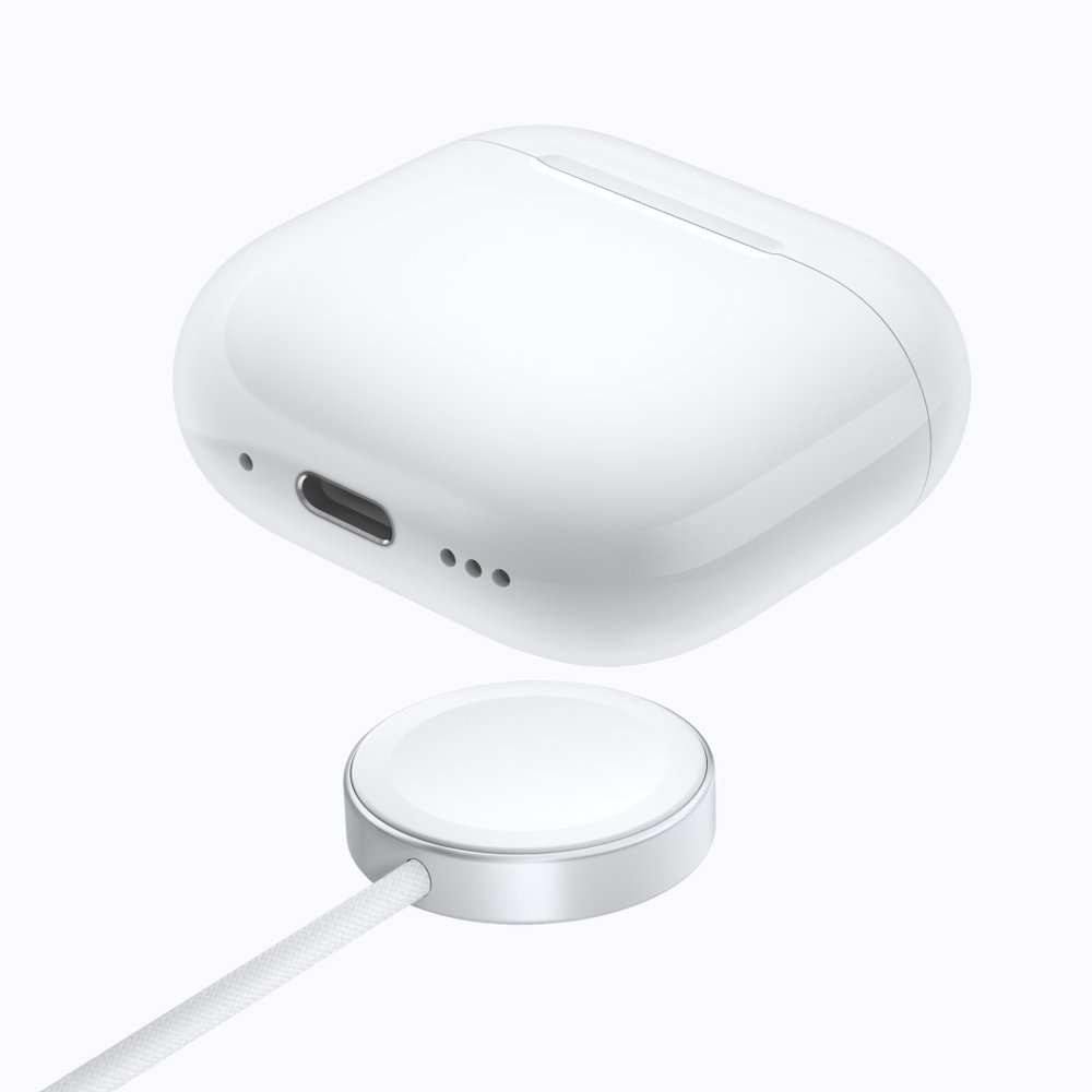 AirPods 5-oplaadcase zwevend boven een ronde draadloze oplader