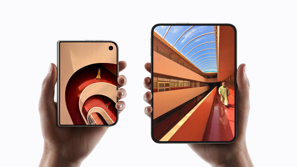 Een ingeklapte en een uitgeklapte iPhone Duo naast elkaar, beide vastgehouden in een hand