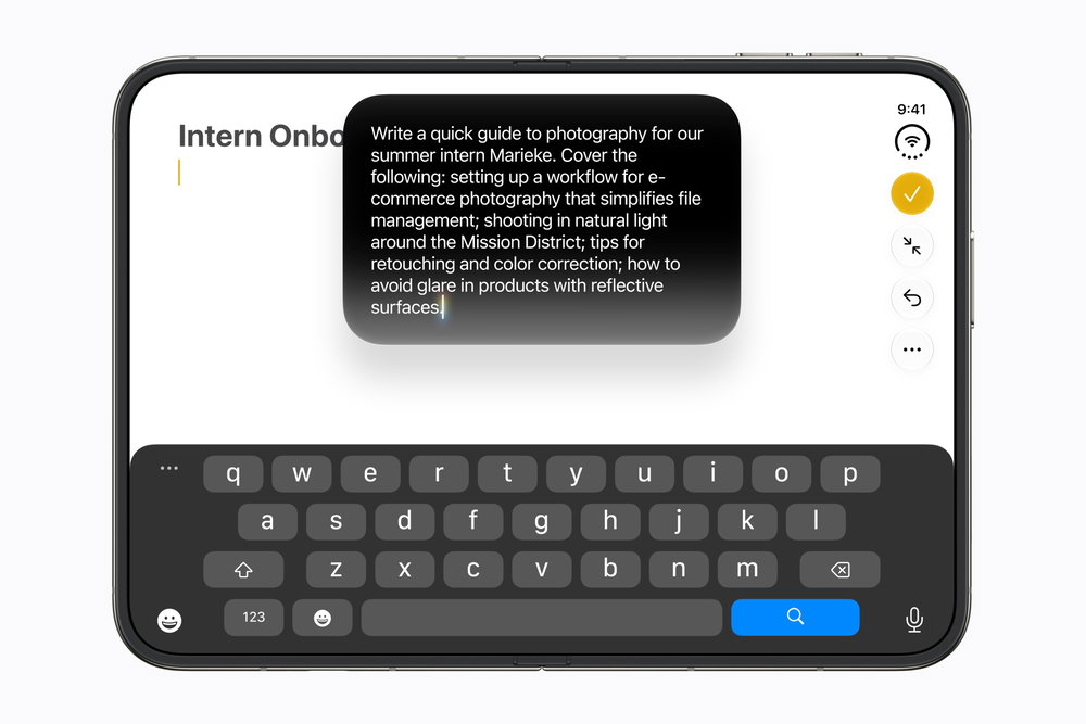 iPhone Duo gedeeltelijk gevouwen met een document op het bovenste scherm en een toetsenbord op het onderste scherm