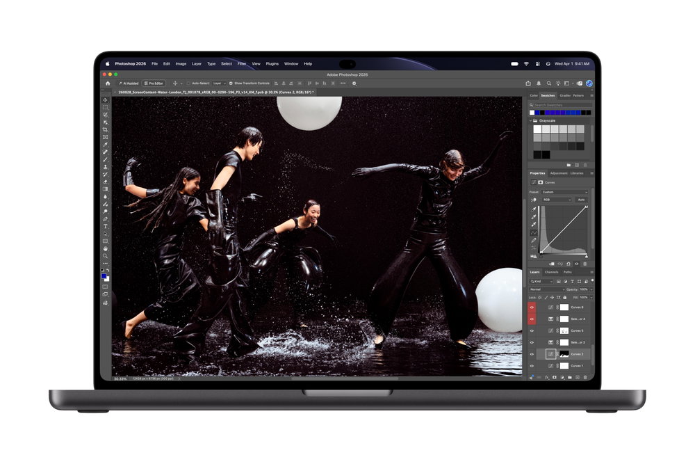 Een foto bewerken in Photoshop op de MacBook Pro met PROLED XDR-display.