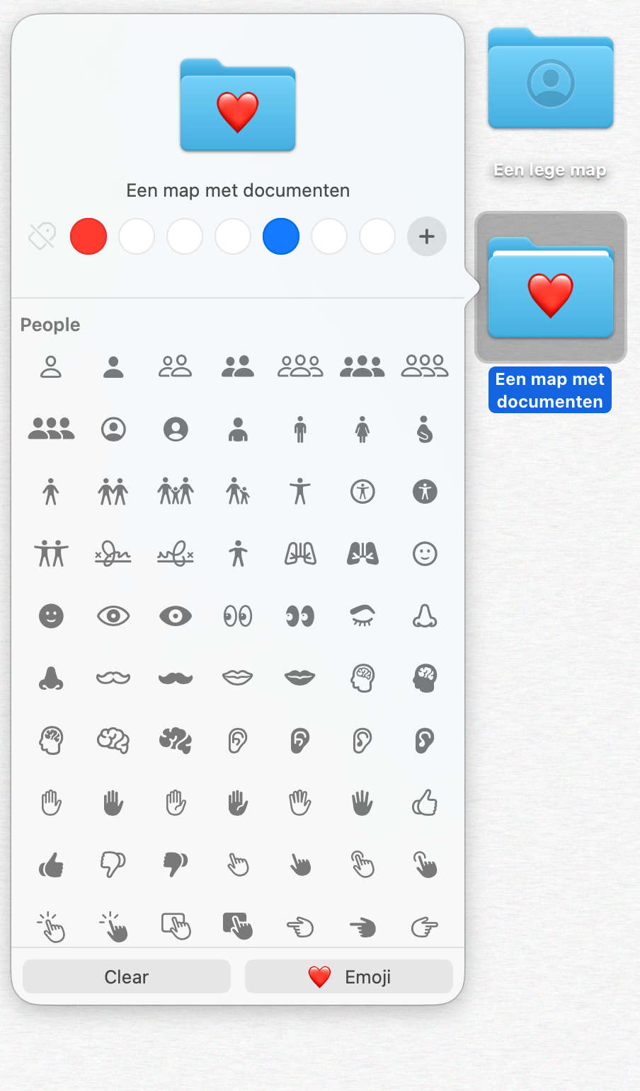 De bovenste map is leeg, maar de onderste bevat één of meer bestanden. Op de bovenste map zit een gewoon symbool, en bij de onderste een emoji.