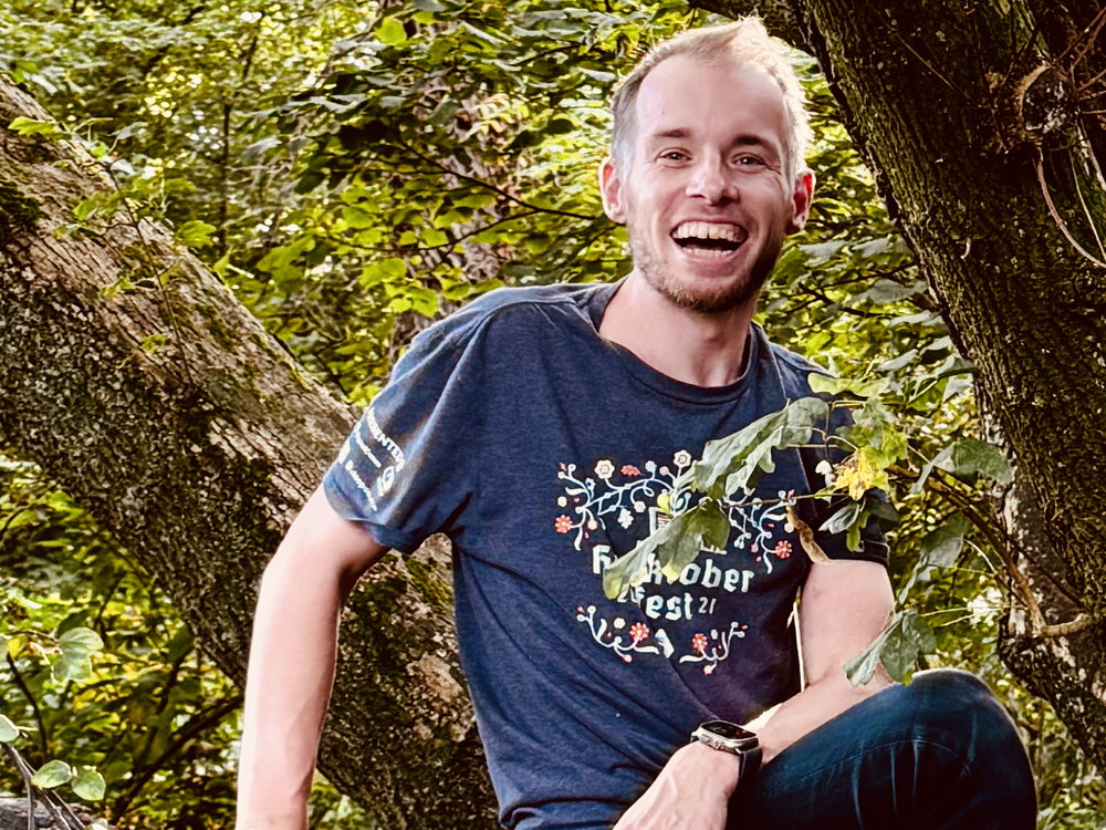 Martijn van Apple Coach in een boom