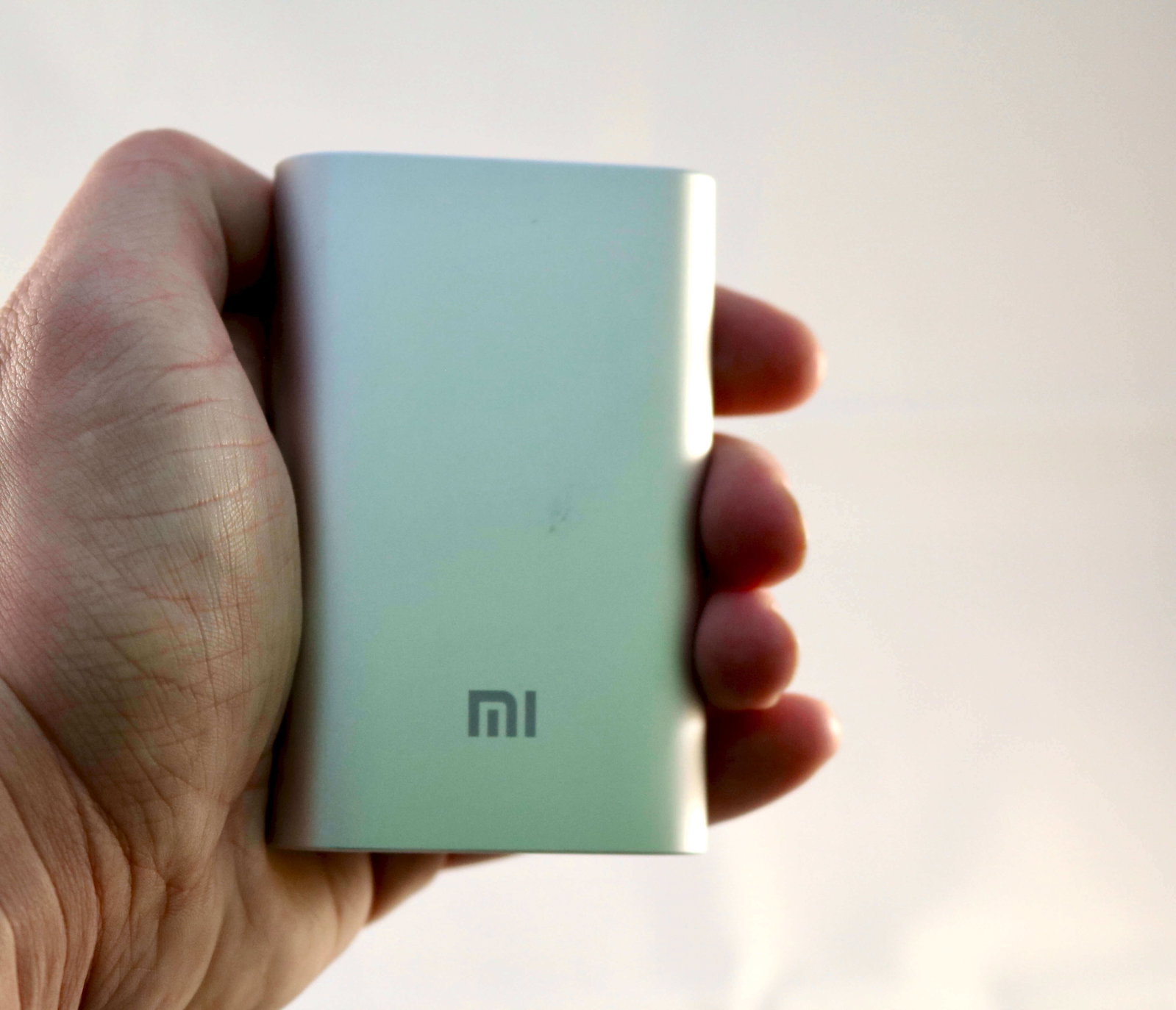 Deze powerbank is klein genoeg om makkelijk even in je hand te houden