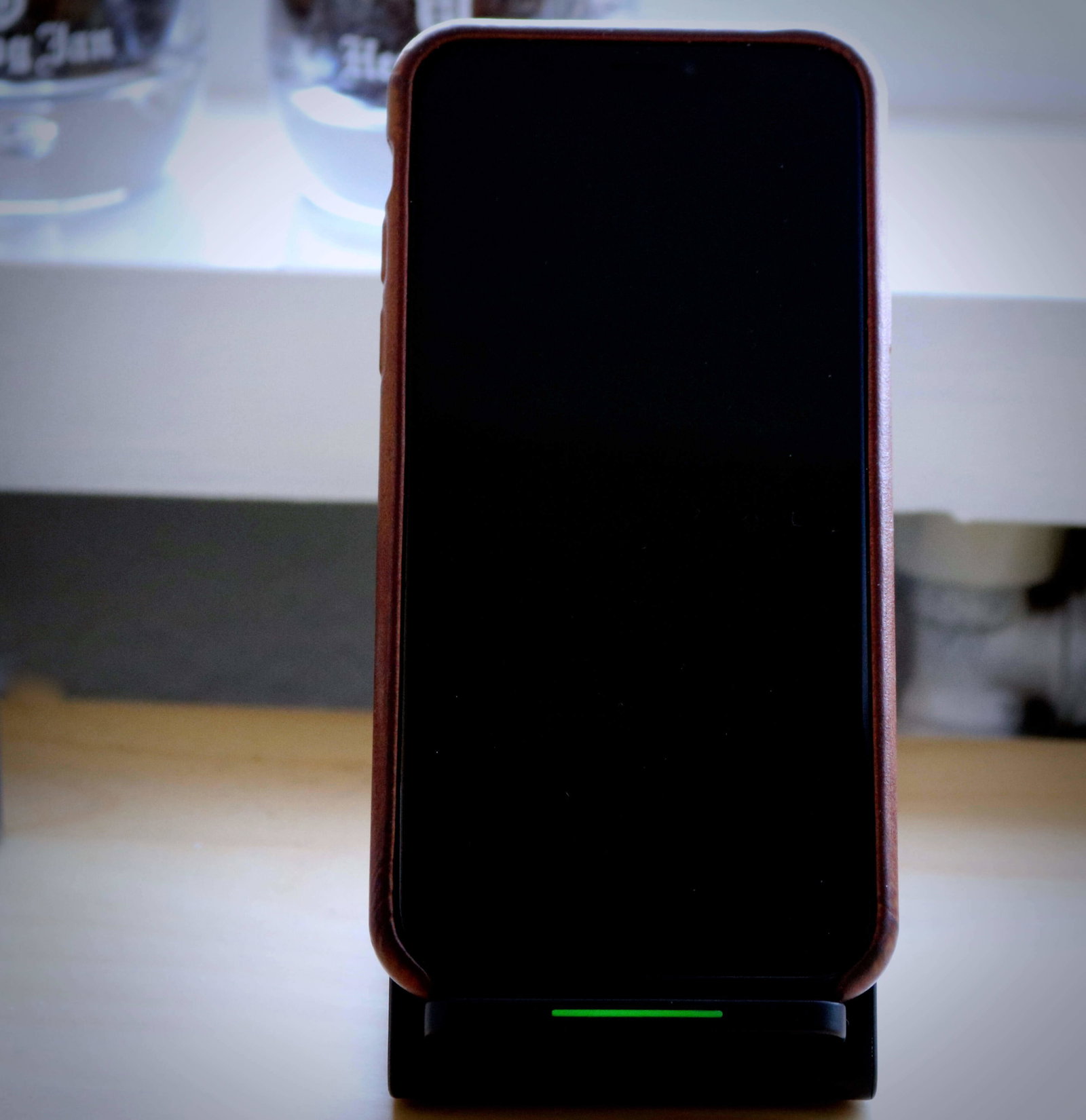 De iPhone is makkelijk van de lader af te halen voor gebruik