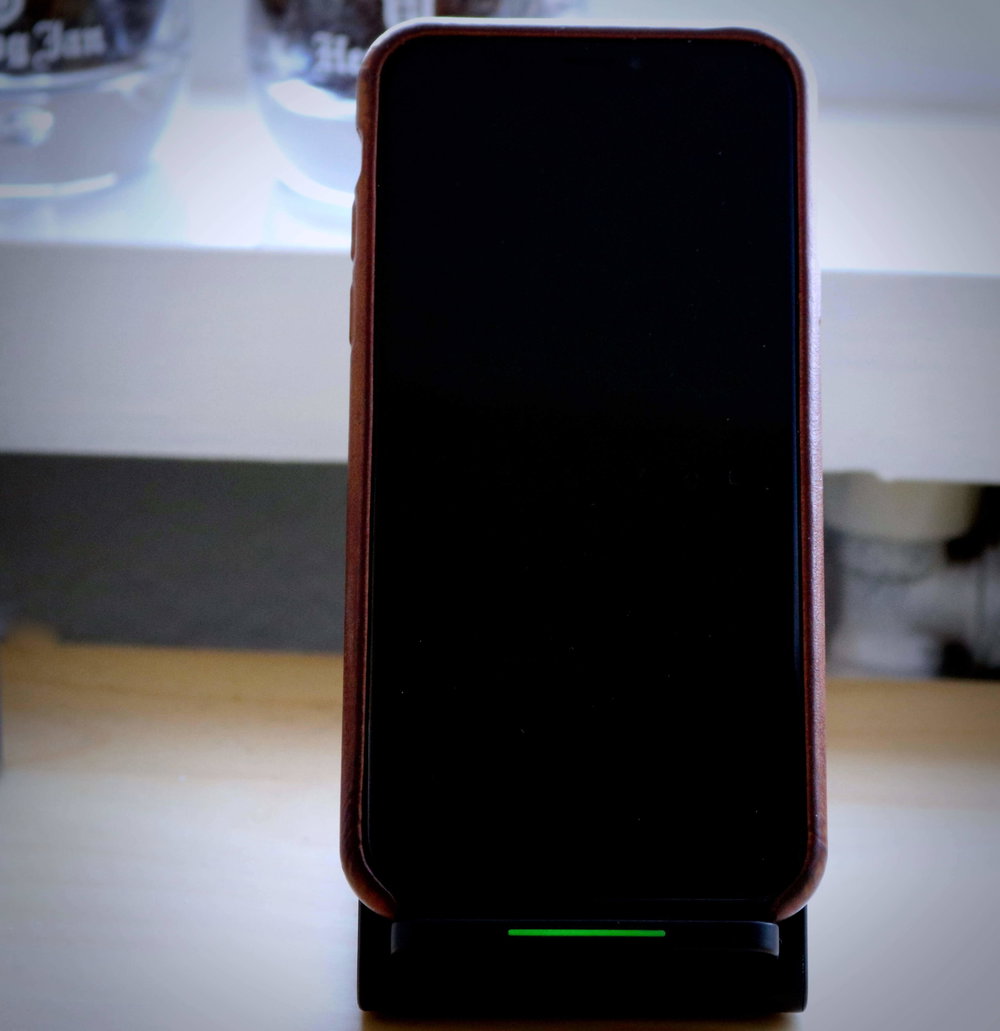 De iPhone is makkelijk van de lader af te halen voor gebruik