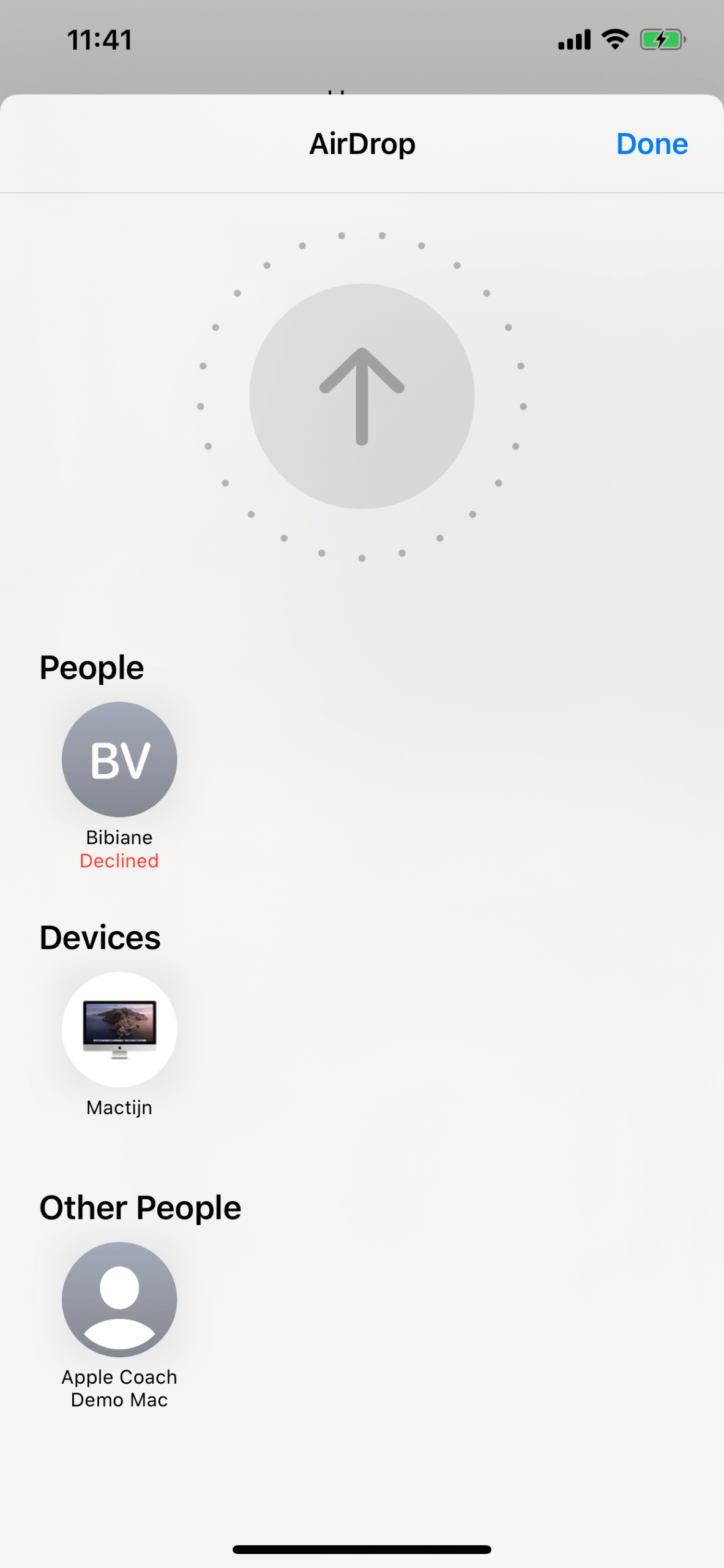 AirDrop vanaf een iPhone 11 Pro Max naar andere apparaten. De pijl verschijnt, maar we kunnen de locatie van andere apparaten niet vinden.