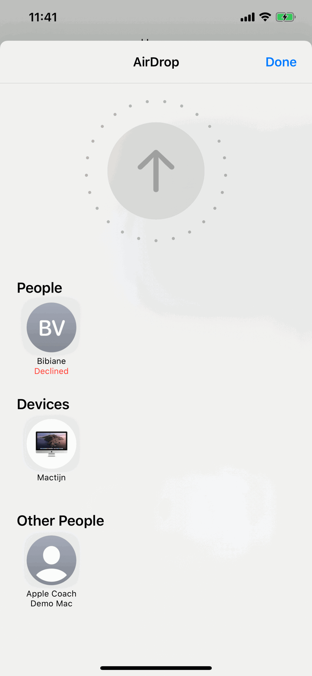 AirDrop vanaf een iPhone 11 Pro Max naar andere apparaten. De pijl verschijnt, maar we kunnen de locatie van andere apparaten niet vinden.