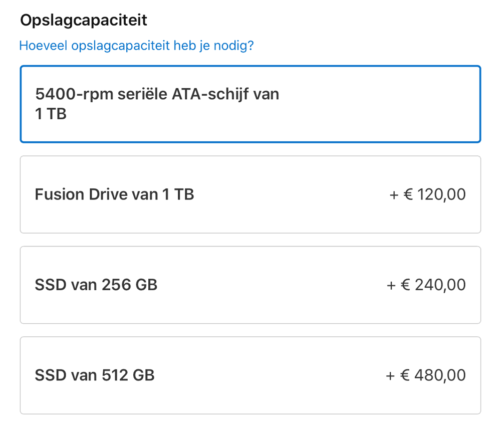De 21,5-inch iMac komt standaard met een 5400RPM klassieke harde schijf. Wil je een Fusion Drive of SSD? Dan betaal je.