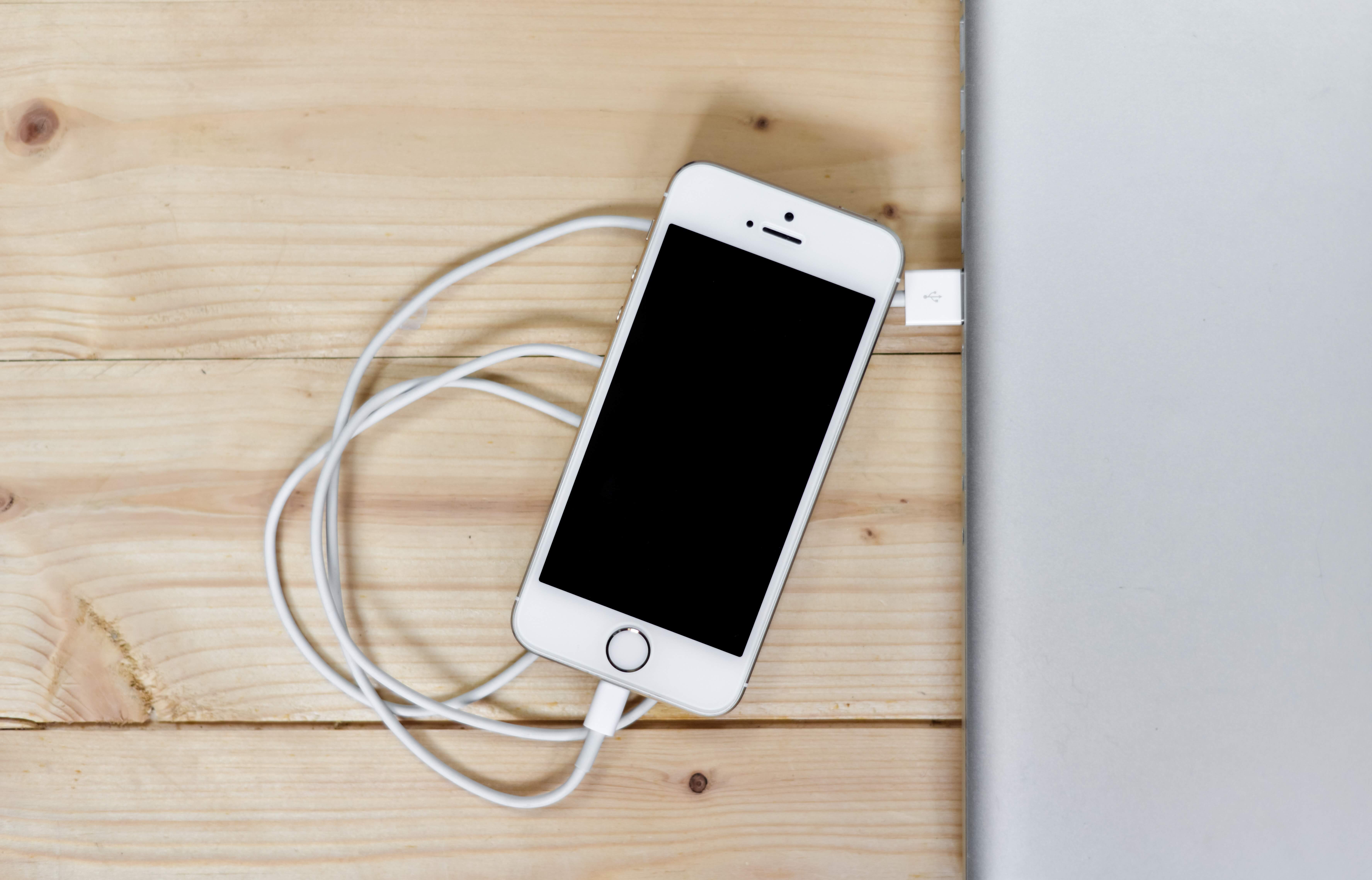 Sluit de iPhone aan met een Lightning-kabel