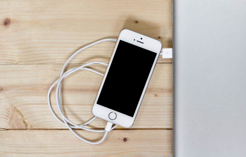 Sluit de iPhone aan met een Lightning-kabel