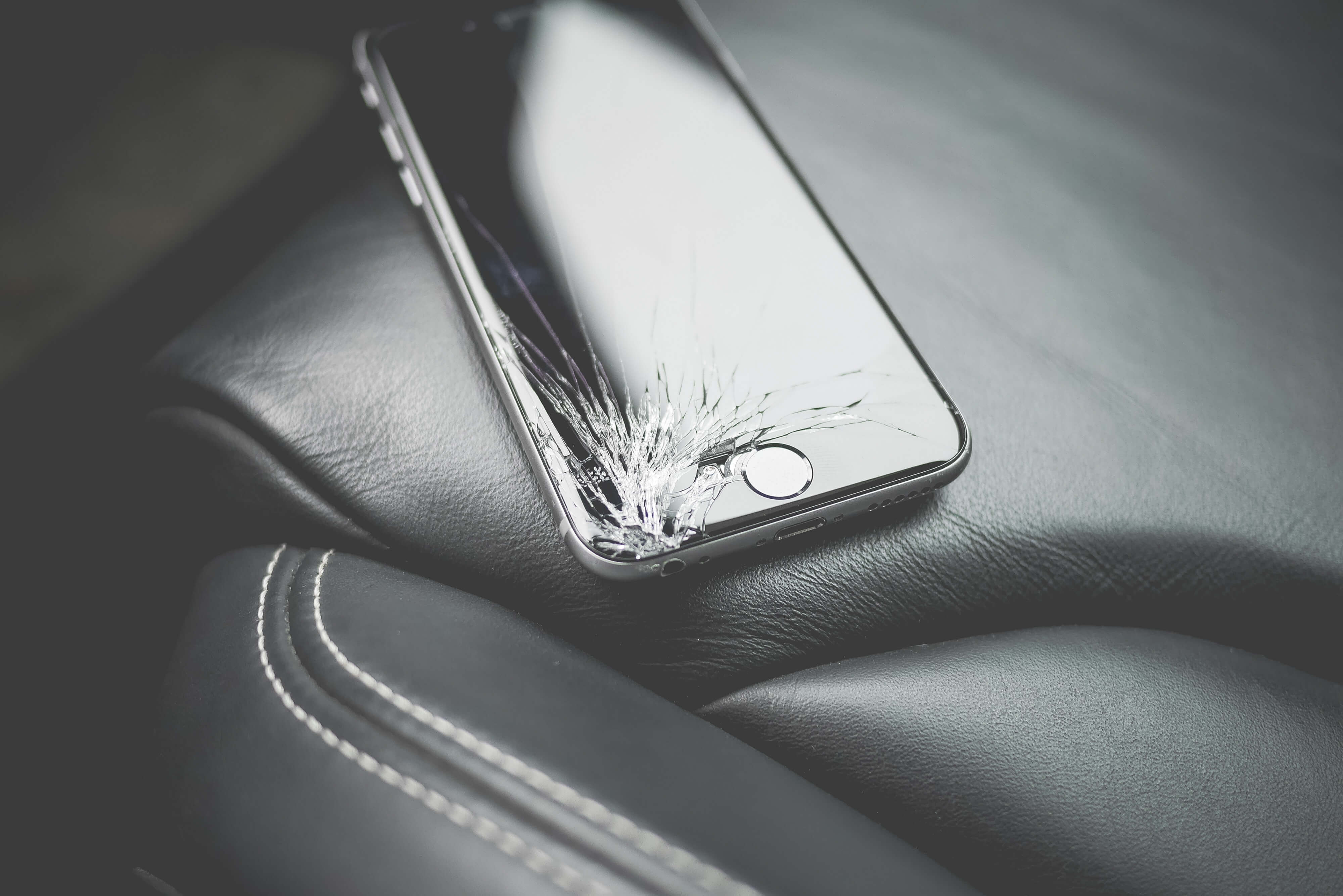 Een iPhone met een barst er in