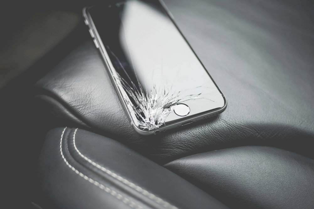 Een iPhone met een barst er in
