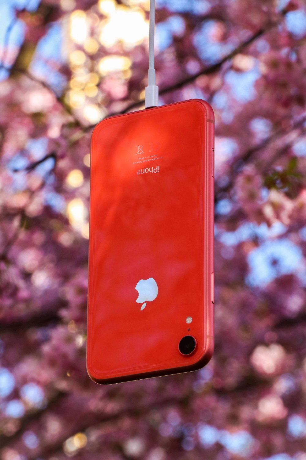 iPhone hangt aan een lightning-kabel