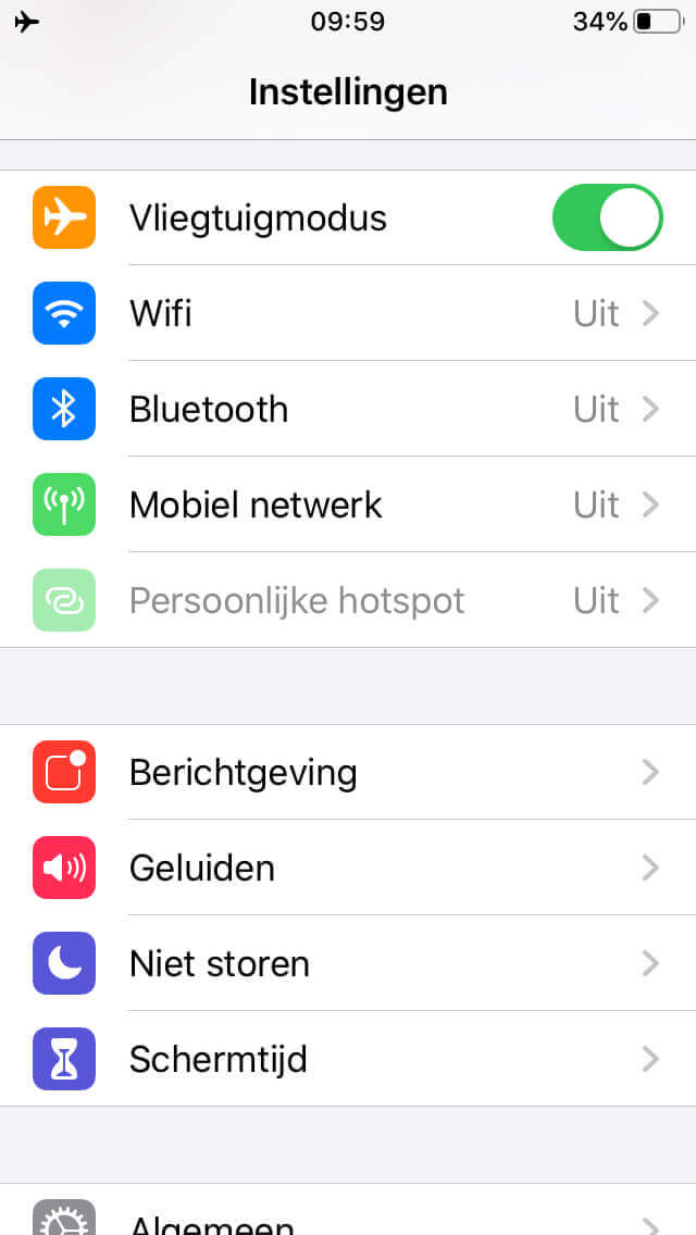 Een iPhone met de vliegtuigmodus ingeschakeld via de app Instellingen