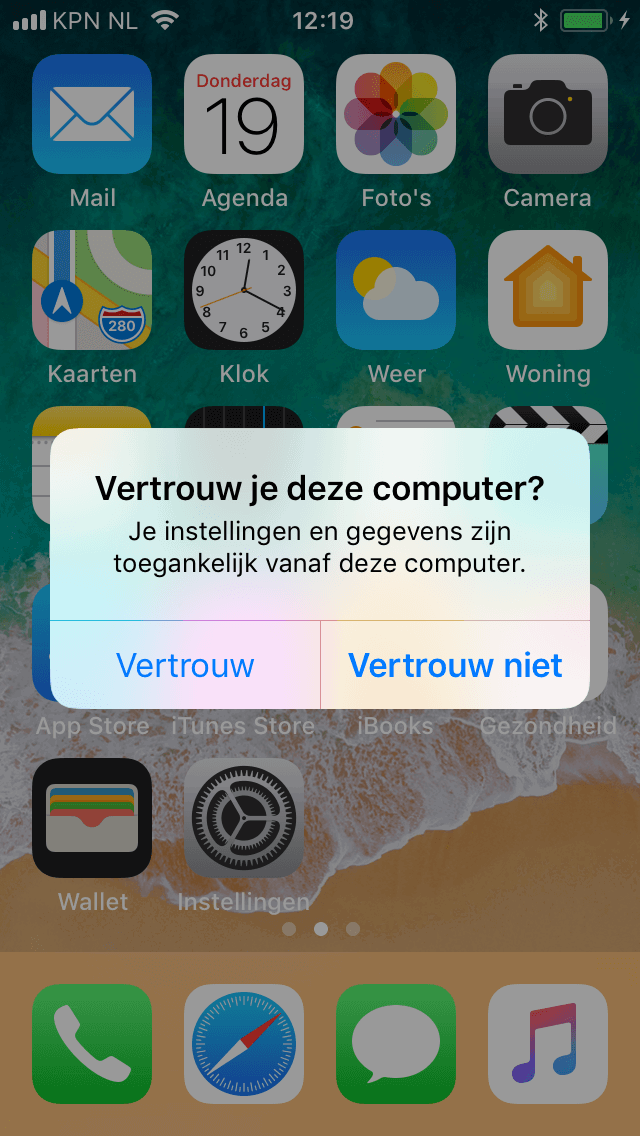 Om trustjacking te laten werken moet je in dit geval op "Vertrouw" tikken en je code intypen.